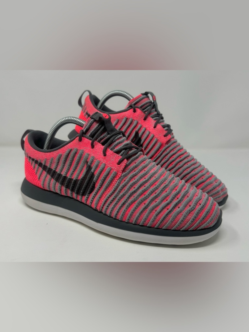 Nike Women’s 8.5 Roshe Flyknit Hot Punch Pink Dark Grey Running Walking Active